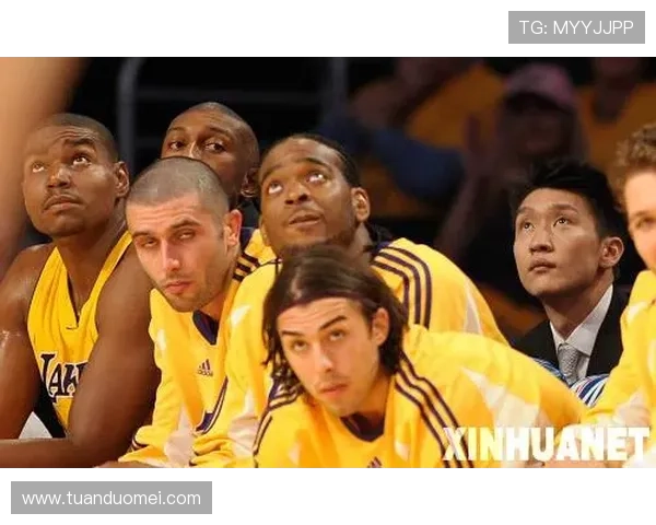 快船球员齐聚一堂共同观战洛杉矶公羊队精彩橄榄球赛事